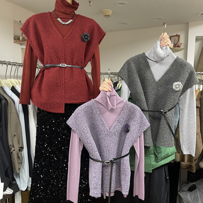 红高领打底针织衫+叠穿针织马甲套装(配腰带,胸花)8400