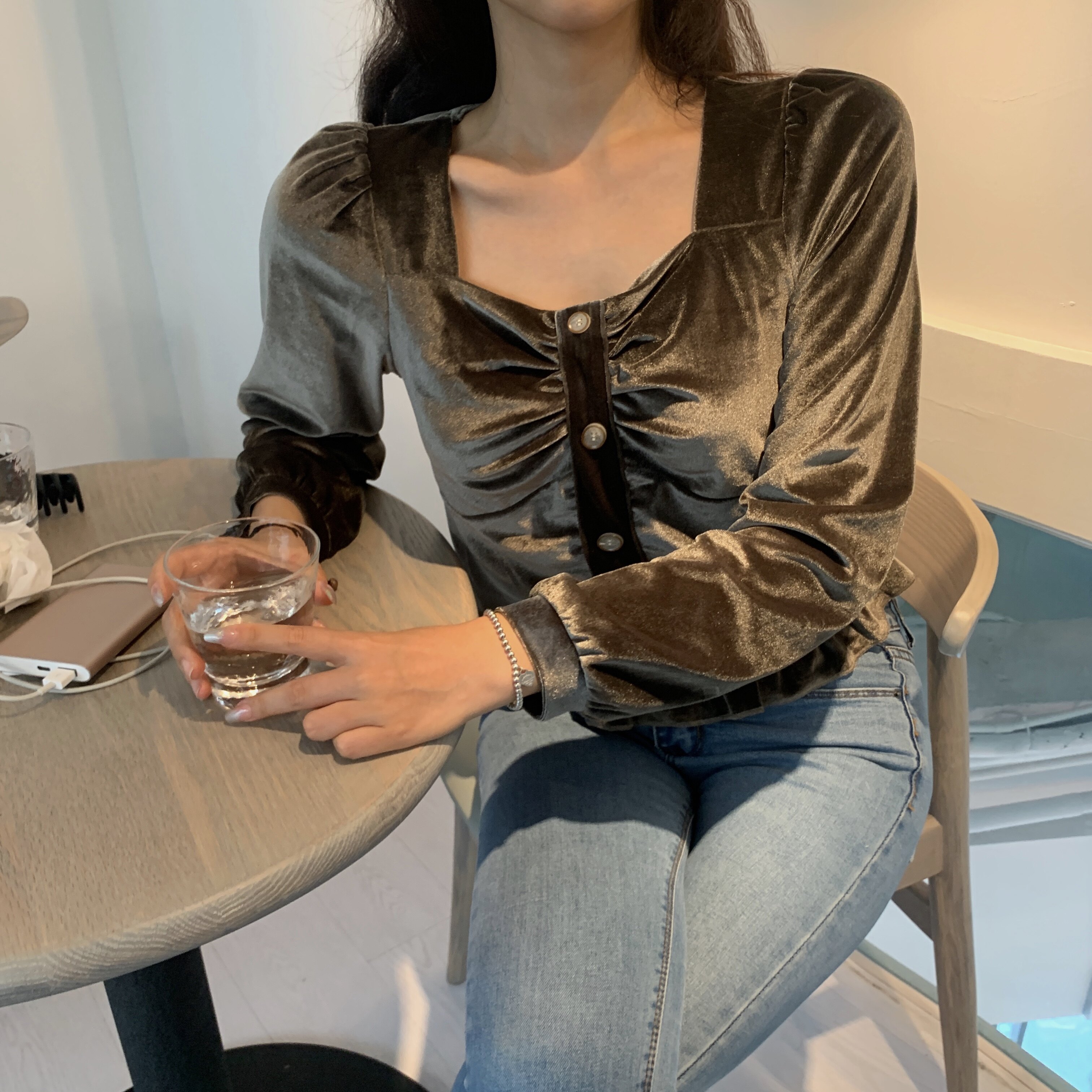 实拍现货# 人间美貌！露锁骨短款泡泡袖法式方领金丝绒衬衫