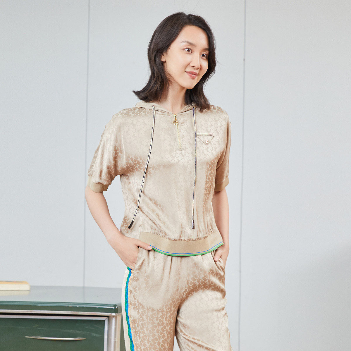 歌蒂诗夏季专柜新款休闲简约宽松连帽短袖卫衣T恤女8C22S0190