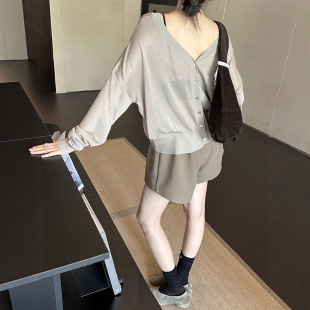 初打十三行秋季 女 新款 极简天丝V领两穿松弛感百搭宽松针织衫