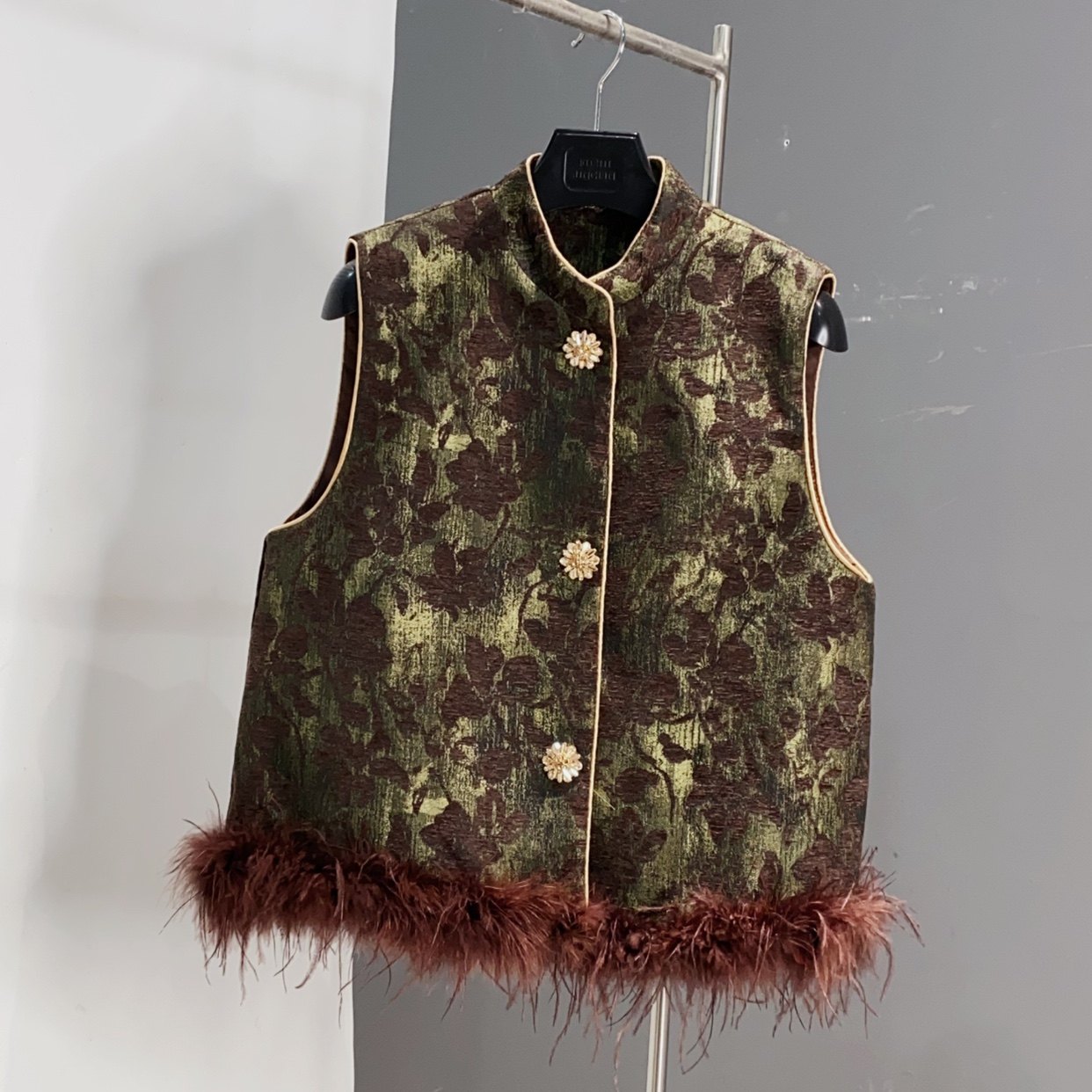 新中式花朵拼接鸵鸟毛羊绒棉填充马甲复古立领盘扣提花FRH长55