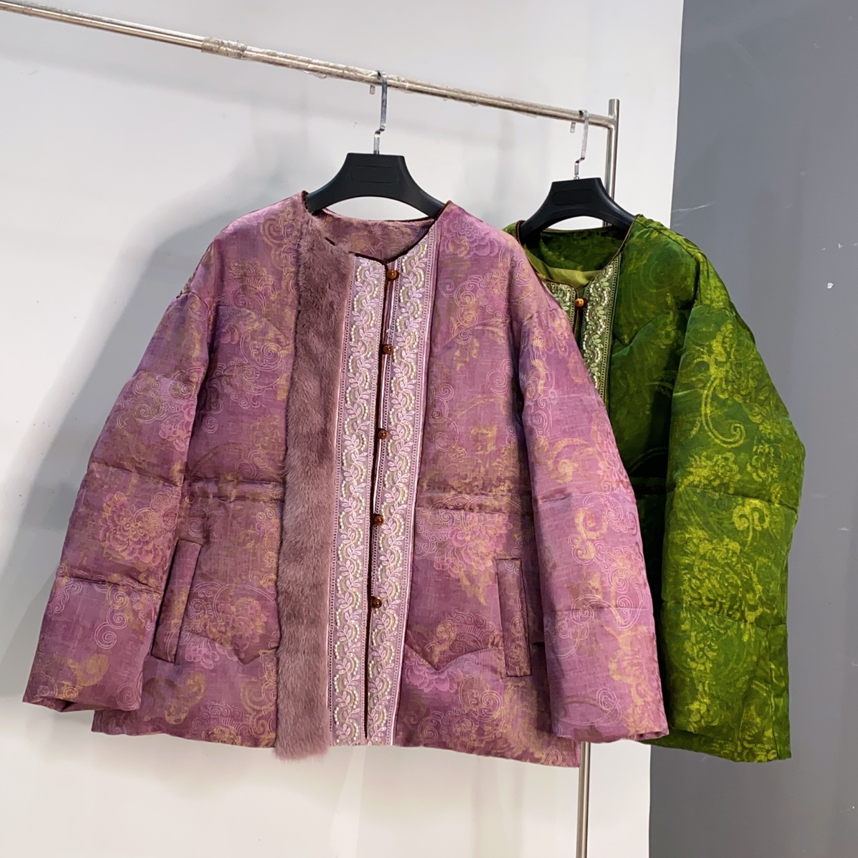 圆领蕾丝水貂门襟加厚白鹅绒羽绒服100人丝水貂袖口ZYM886长68XJ