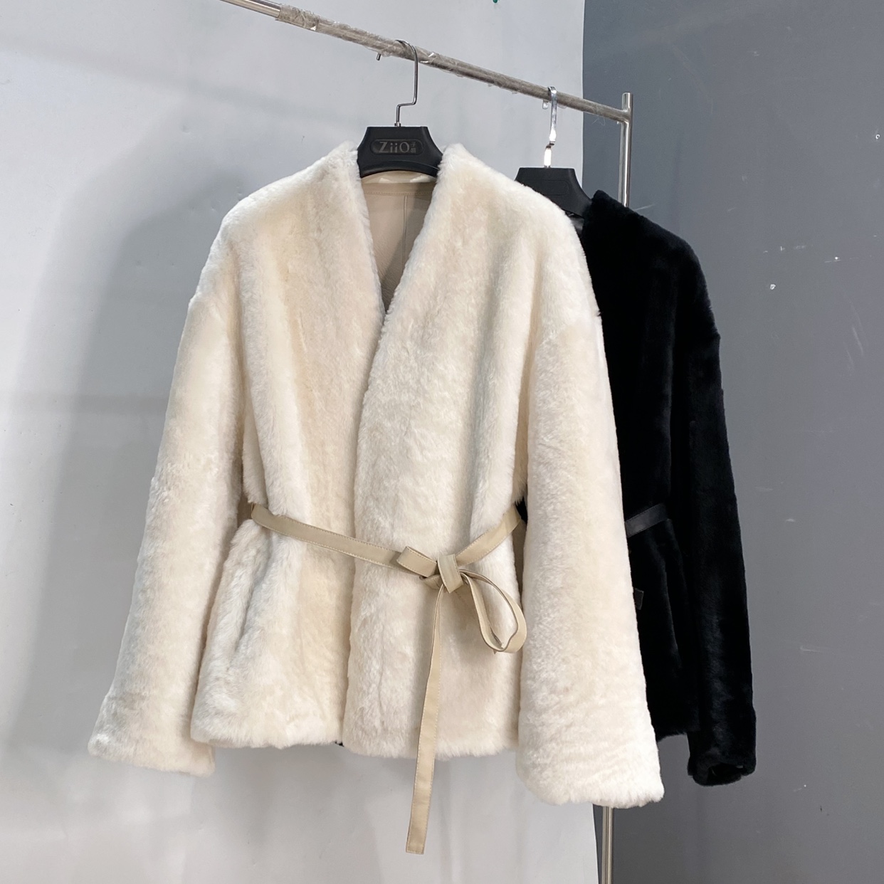【旧金山】2025秋冬V领皮毛一体女系带收腰巨软毛毛外套女SXJ长66