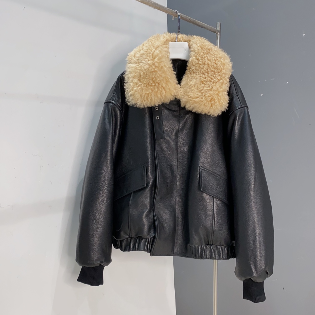 &进KOU甩纹绵羊皮桑蚕丝填充棉服山羊绒毛领加厚棉服长XX长62