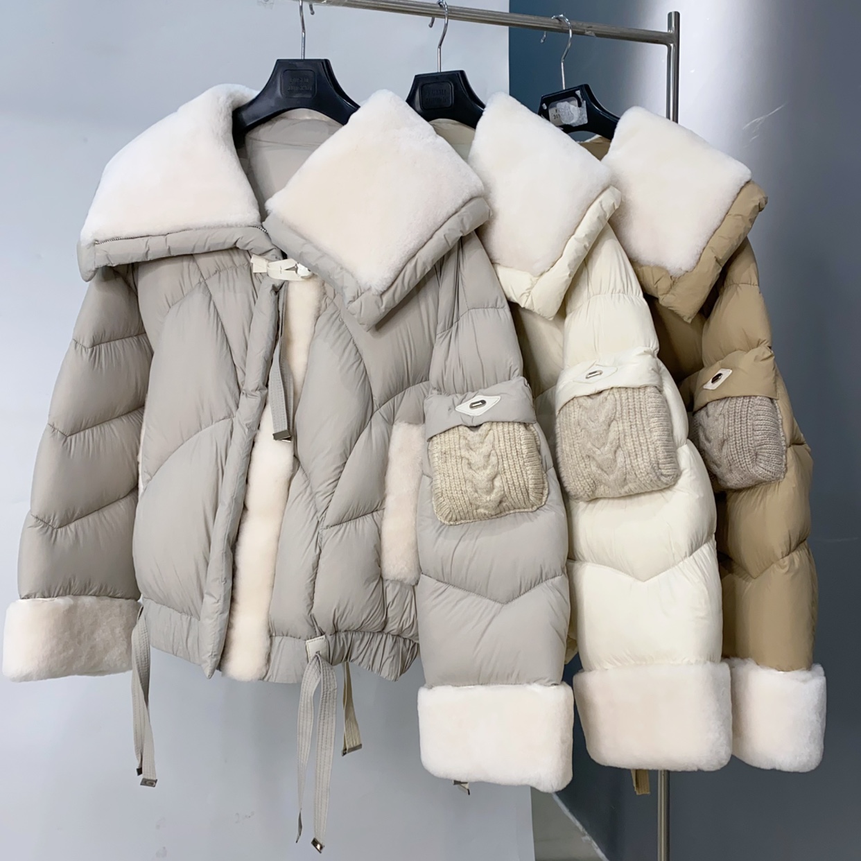 2025冬新皮毛一体大翻领扣袢90白鹅绒羽绒服针织口袋袖设计长59