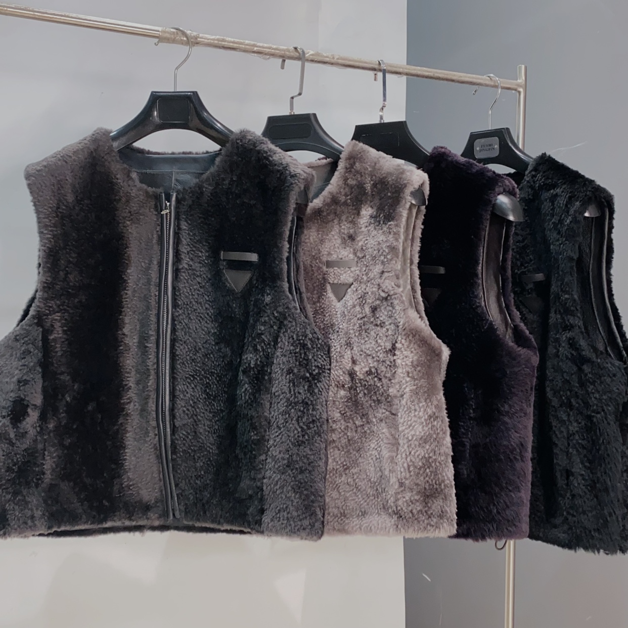 Q欧货高端.进KOU颗粒感皮毛一体马甲三角标简约皮草1739长55