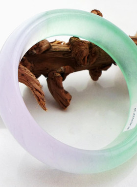 石英岩玉半绿半紫手镯冰种淡绿色玉石玉器镯子款