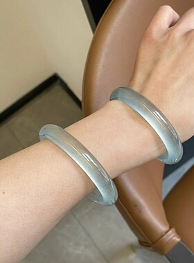 高冰油青石英岩手镯水沫玉翡翠色葡萄肉淡绿色正圈玉镯子