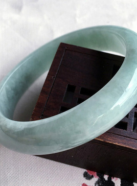 冰糯种翡翠玉手镯旺夫缅甸老坑少女款玉石单色浅绿贵妃镯翠绿镯子