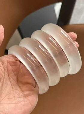 翡翠色高冰白色玉手镯石英岩玉冰种白月光手镯水沫冰透圆条美人镯