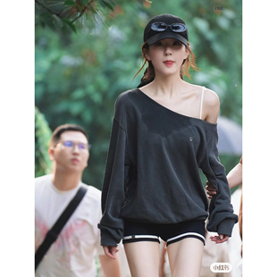 露丝女孩 直角肩 素人改造系 很City 短裤 斜肩上衣 露式