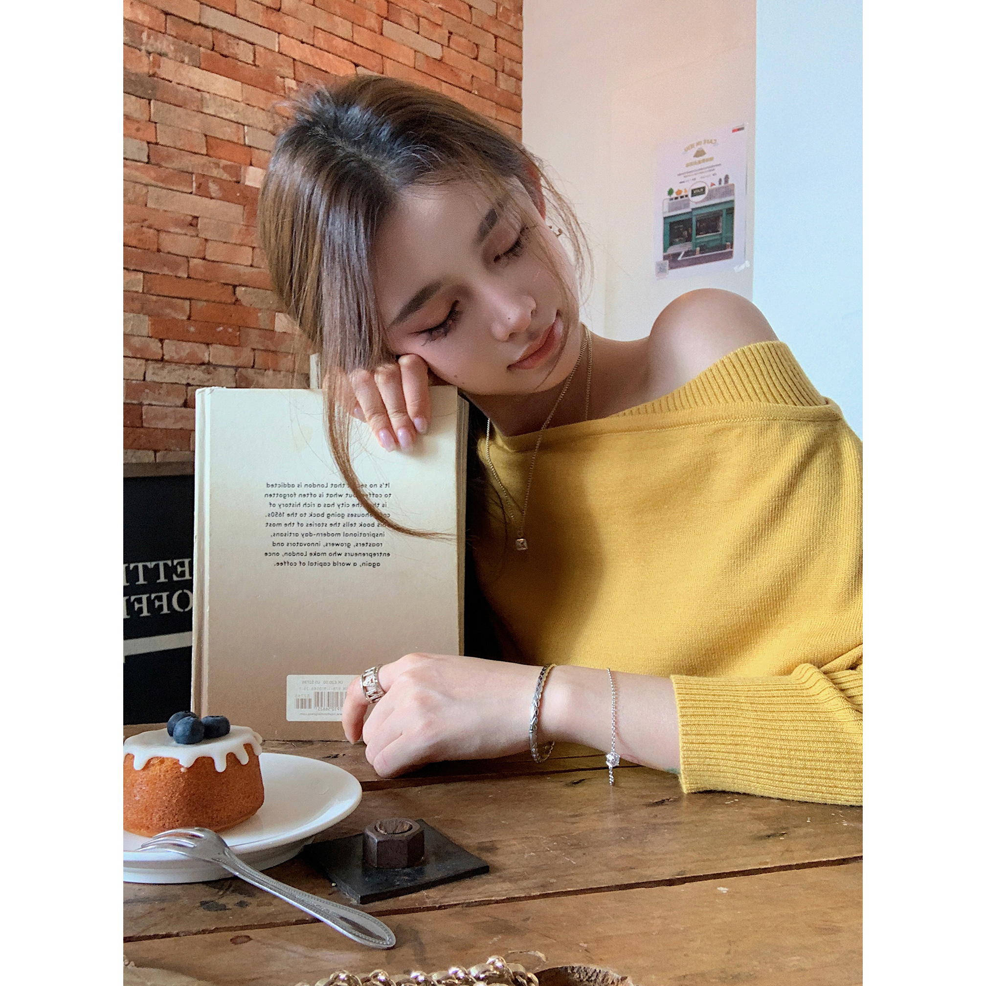 【古早taste】Slay时髦进阶！定染落日黄斜肩上衣&蓝纹“猫爪裤”