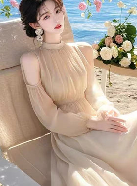 茶歇法式杏色露肩雪纺连衣裙2025新款春装度假风独特别致收腰长裙