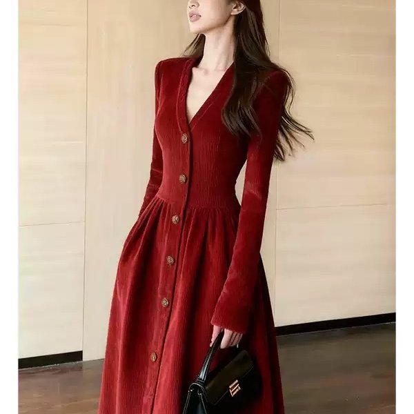 清冷富家千金穿搭红色灯芯绒v领收腰连衣裙女冬重要场合漂亮裙子