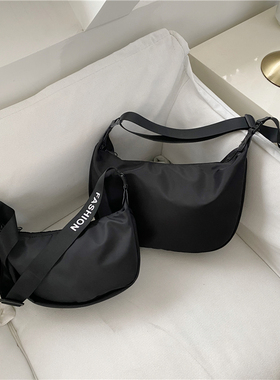 防水牛津布大容量饺子包斜挎包女小众新款百搭休闲运动风单肩包潮