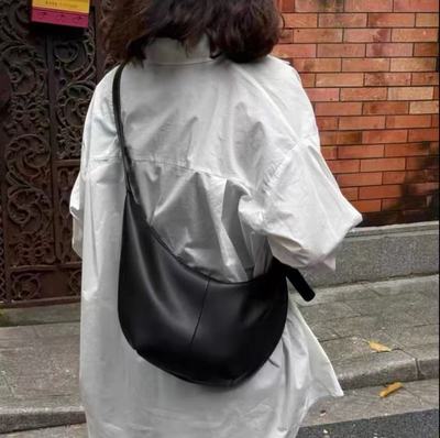 饺子包百搭大容量黑色软皮斜挎包