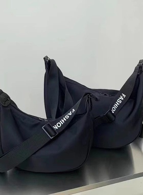 慵懒风时尚月牙饺子包2025新款春夏季防水牛津布包单肩斜挎包ins