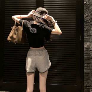 夏季新款潮牌十字架梵文刺绣短裤女性感洋气阔腿高腰设计感热裤