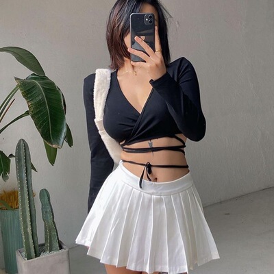 Deep V-neck crop top with exposed navel strap深V露脐绑带上衣