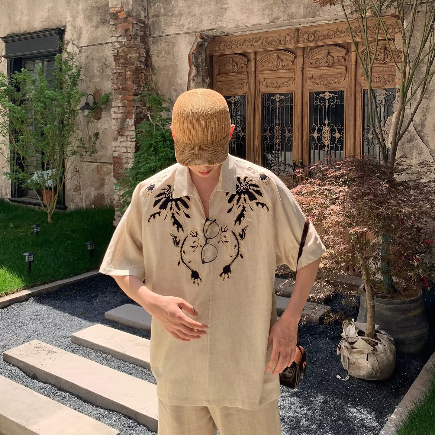 度假风穿搭卡其色V领短袖衬衫男夏季美式复古刺绣老钱风垂感衬衣