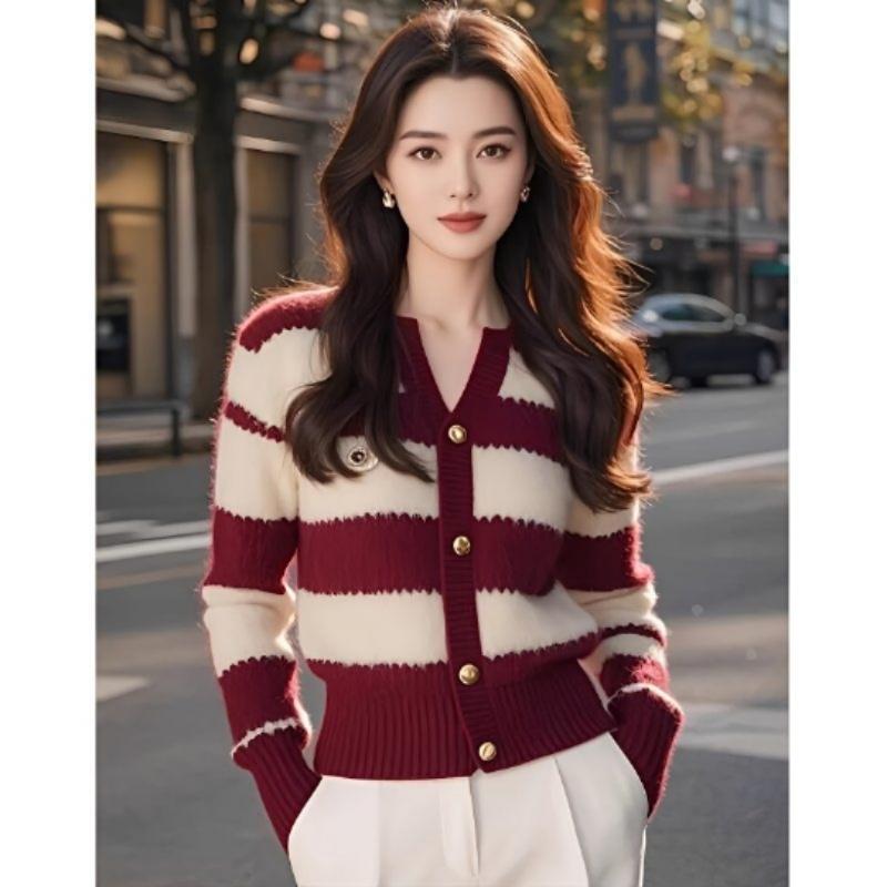 半开领酒红色条纹针织开衫