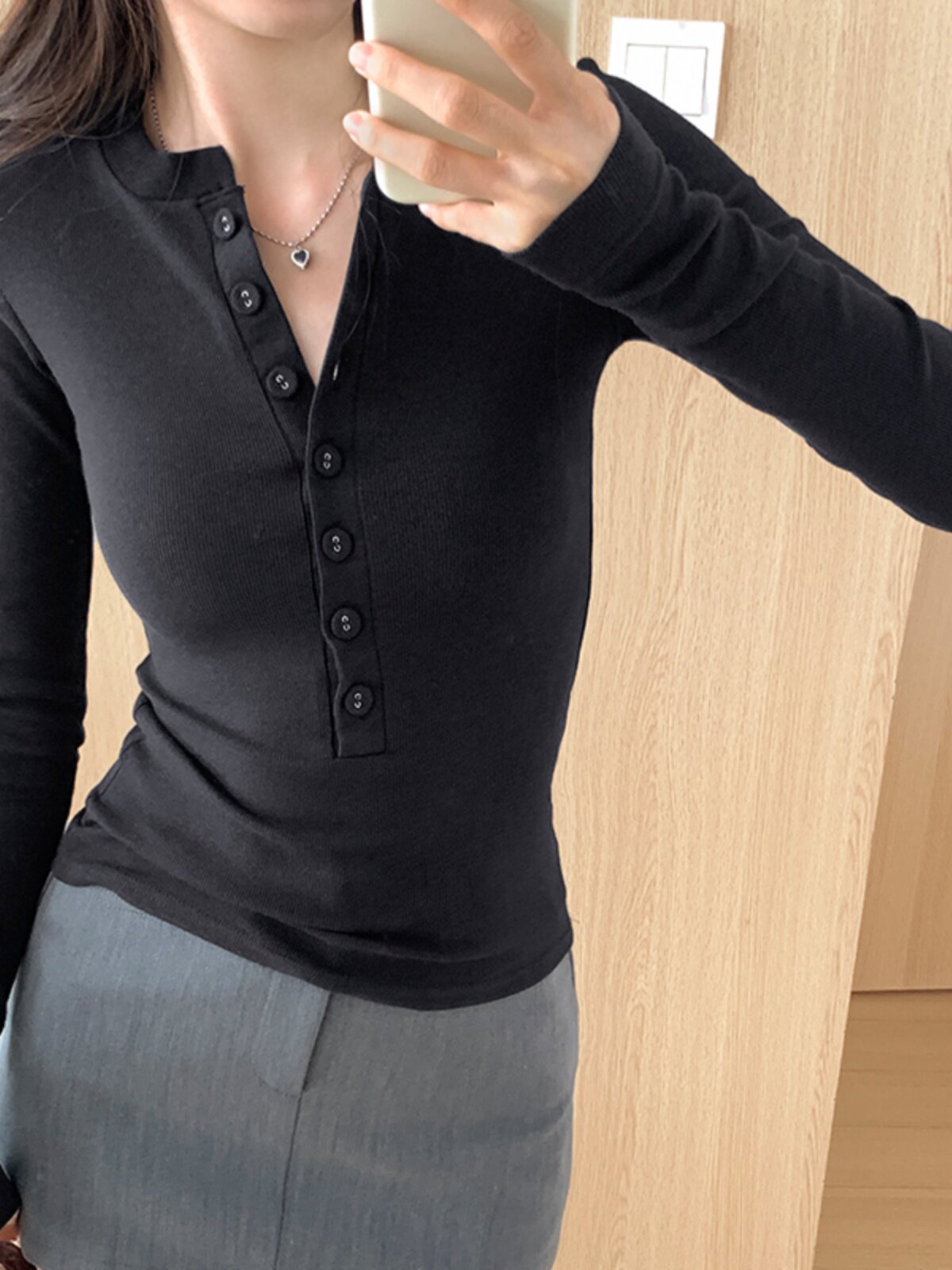 핫한 엄마가 수유하러 나간다 가을신상 브이넥 슬림핏 디자인 산후수유 상의 베이스로 긴팔 티셔츠