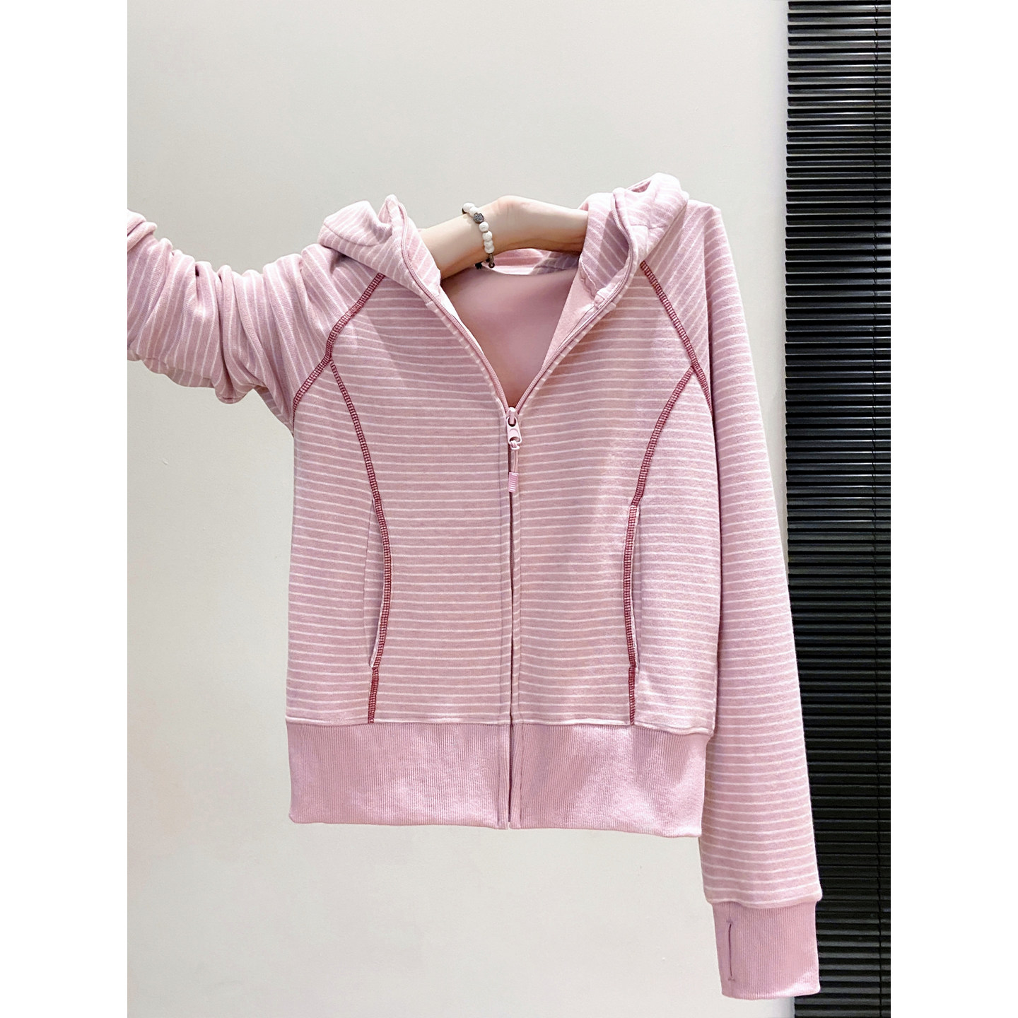 撞色条纹连帽拉链外出哺乳卫衣