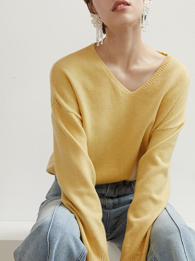 Okorui soft waxy fluffy lazy wind V-neck knitted base sweater loose pullover sweater Korean version of women's autumn and winter