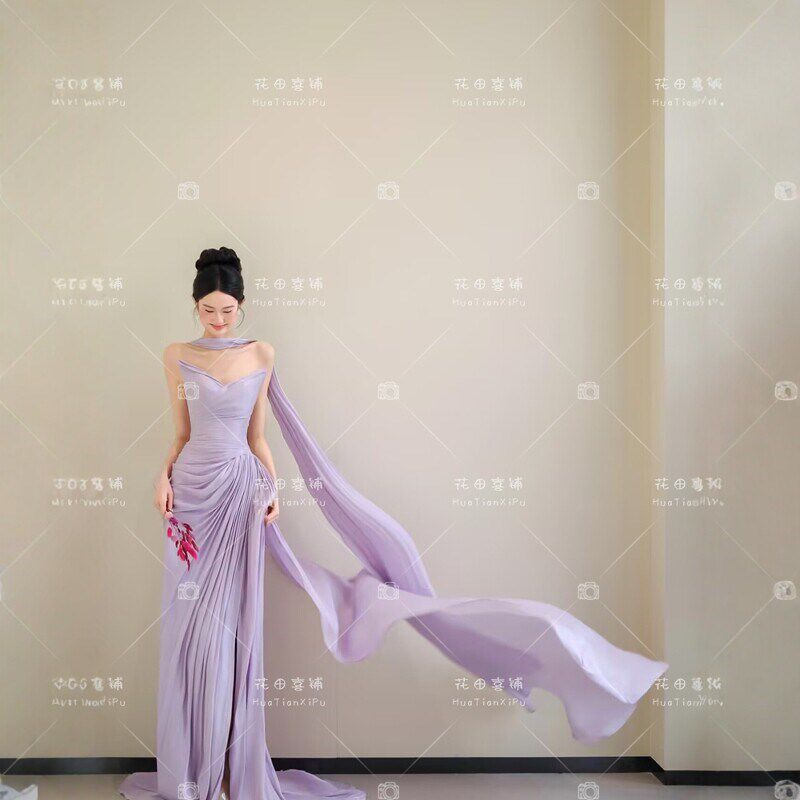 紫色抹胸晚礼服设计感小众缎面轻婚纱新娘晨袍女订婚鱼尾洋装