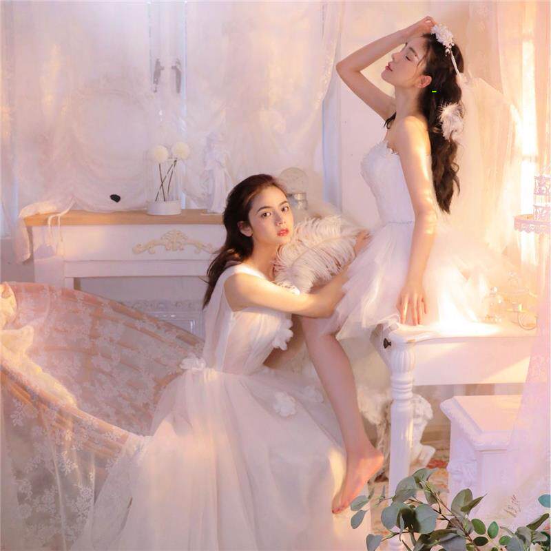 影楼主题写真服闺蜜好姐妹私欲摄影抹胸羽毛裙白色工作室私房港风