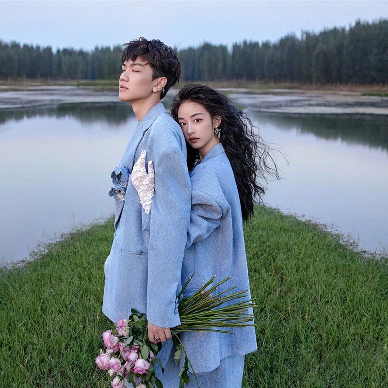 新款影楼主题服装时尚韩杂外景旅拍慵懒风情侣西装写真摄影婚纱照