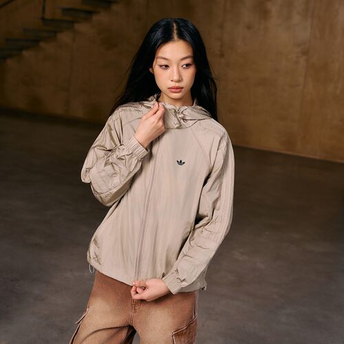 Adidas阿迪达斯三叶草女子外套通勤运动宽松连帽薄外套JD6382