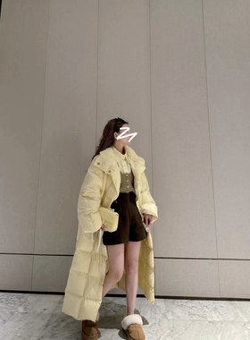 秋冬新品时尚大气淡鹅黄色长款轻薄宽松版羽绒服女