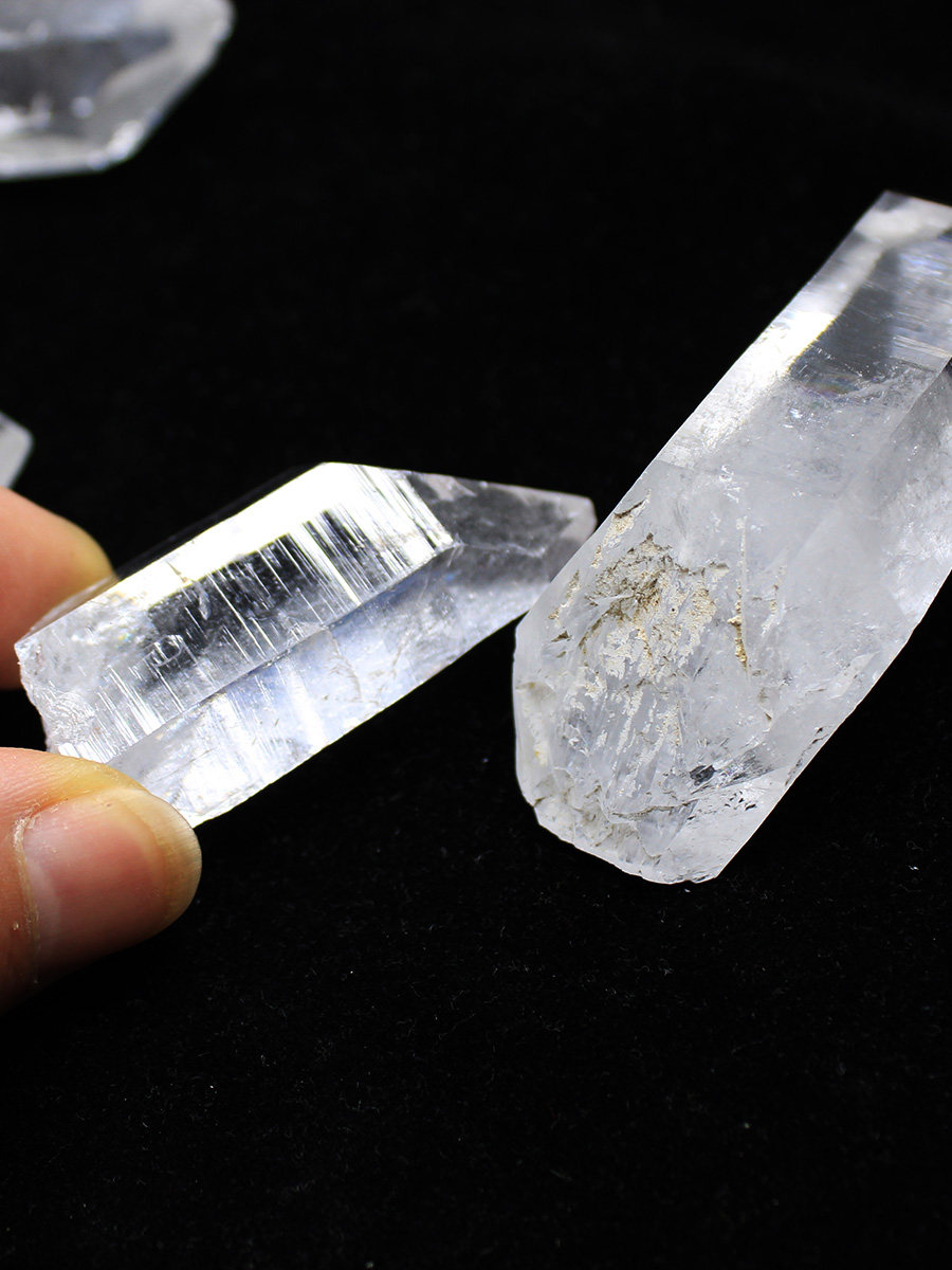 YI JINGYUAN 천연 히말라야 크리스탈 거친 돌 장식 흰색 투명 원주형 광석과 다채로운 빛 돌