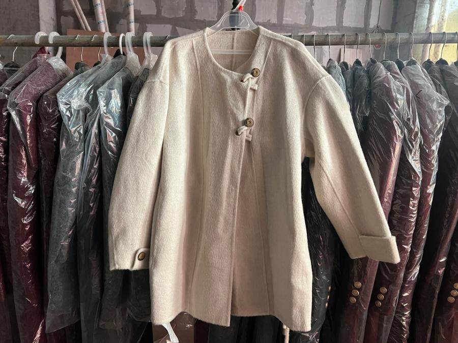 1月30日德阳设计公司衣服共计774件、双面呢布料5卷（262.5米）网络拍卖公告