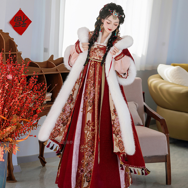 原创财神汉服女冬新年拜年服加厚国风刺绣斗篷吊带裙套装日常改良