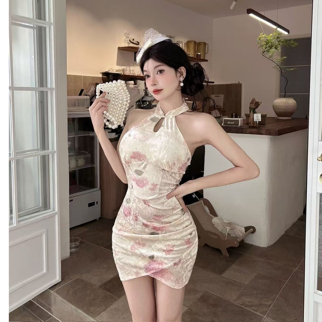 2025秋季新款丝绒紧身改良旗袍女挂脖露背短款打底印花包臀连衣裙