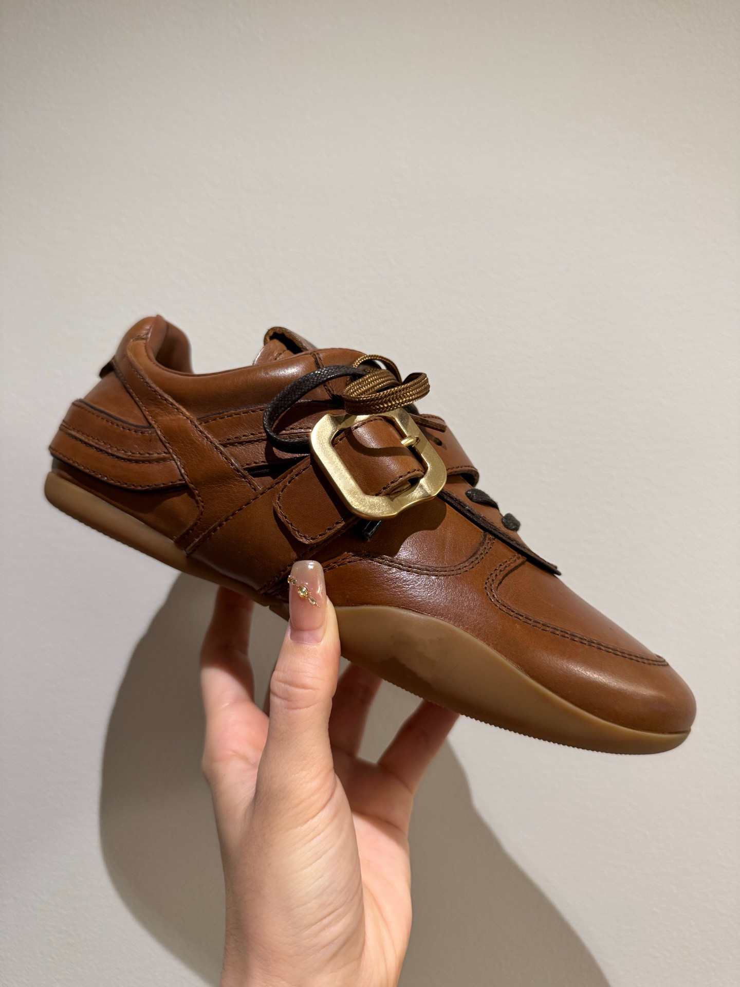 擦色牛皮复古皮带扣德训鞋女2025秋冬新款圆头系带平底小皮鞋