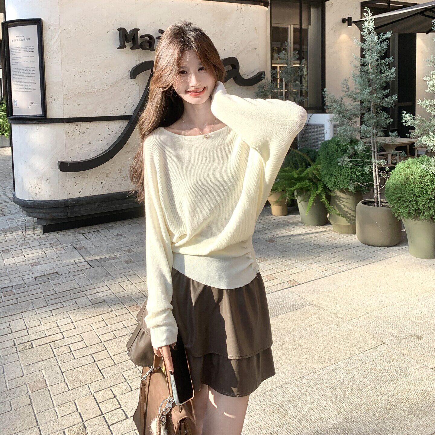 设计感米白色可露肩毛衣小香风女秋冬PU皮半身裙洋气显瘦两件套装
