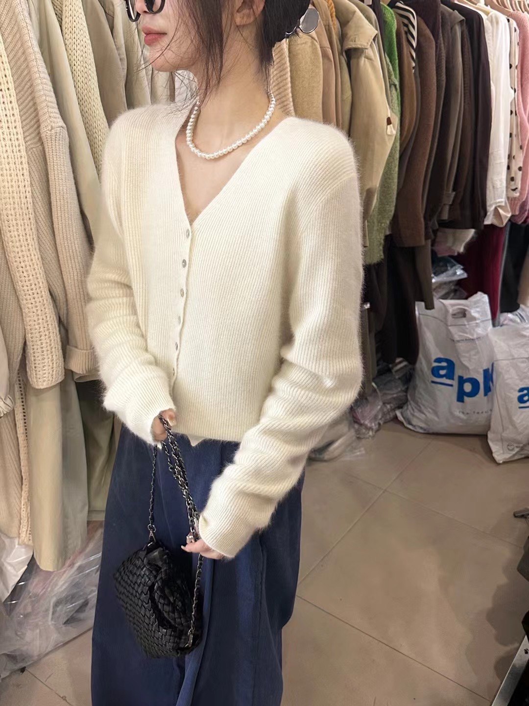 东大门正版秋冬新款浣熊绒V领单排扣开衫纯色长袖宽松毛衣外套女