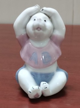 手绘陶瓷坐着卡通摆件工艺品