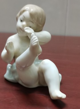 手绘陶瓷坐着天使工艺品