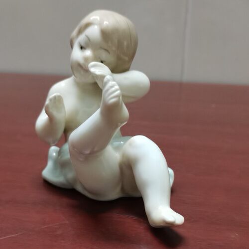手绘陶瓷坐着天使工艺品