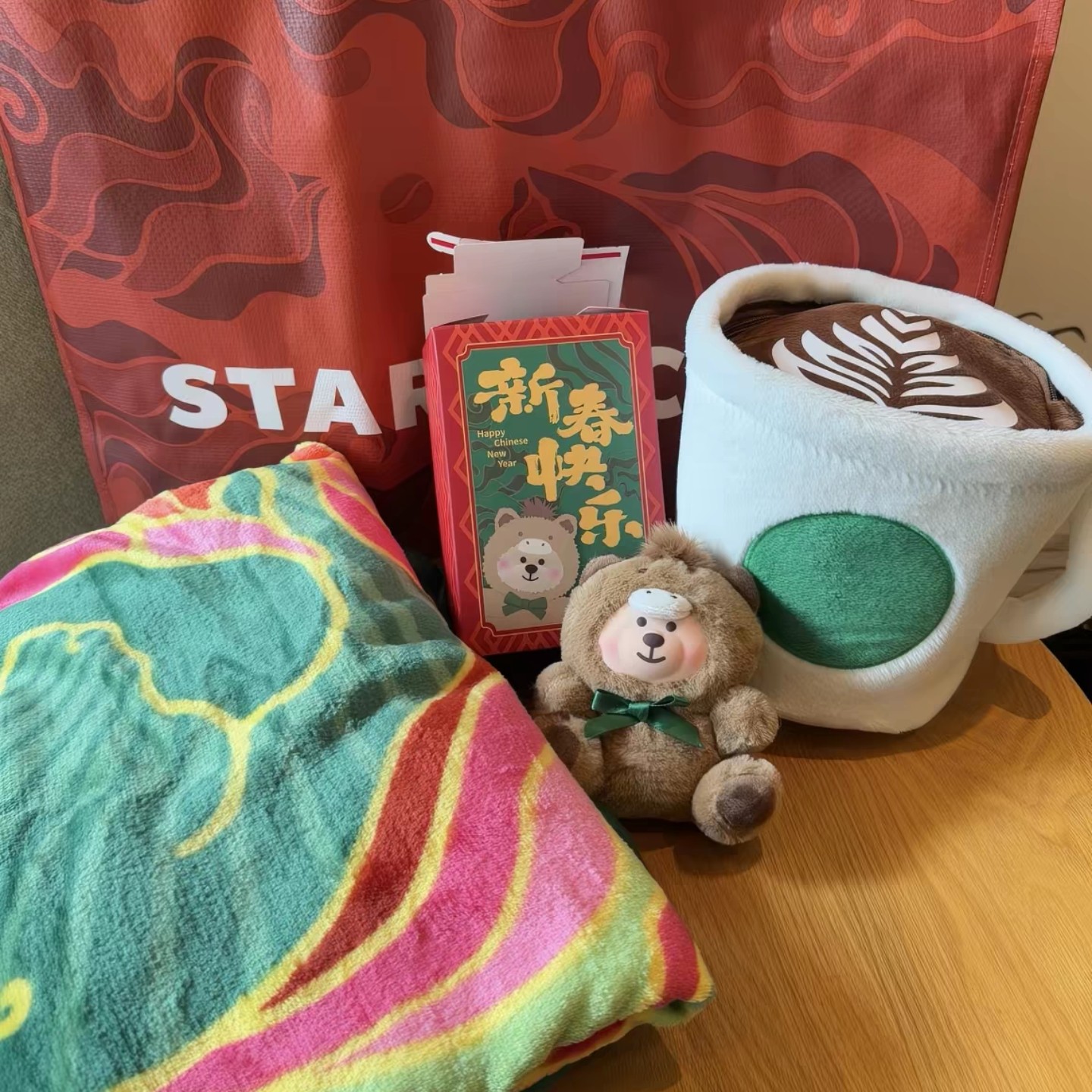 星巴克周边收藏2026年伙伴新年大礼包限定毛绒公仔挂件杯型毛毯