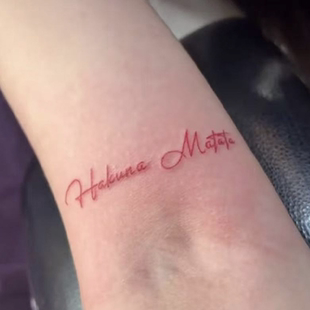 防水持久 红色英文字手臂网红同款 Hakuna matata字母励志纹身贴
