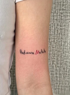 Hakuna matata字母励志纹身贴 红黑色英文字手臂网红同款防水持久