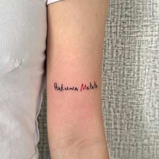 防水持久 红黑色英文字手臂网红同款 Hakuna matata字母励志纹身贴