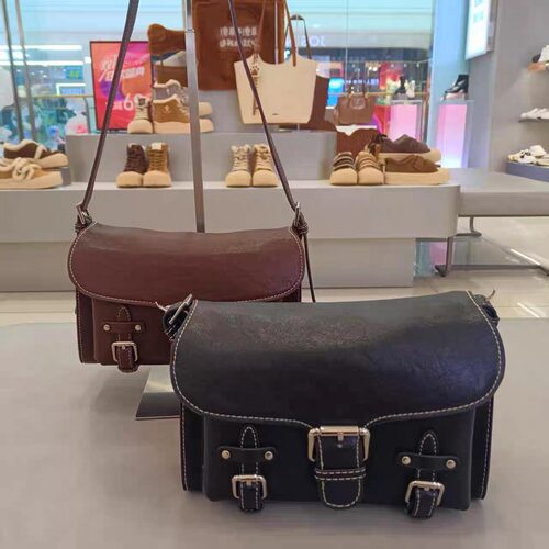 卓诗尼2025冬季新款复古时尚油差包百搭单肩斜挎包潮流翻盖机车包