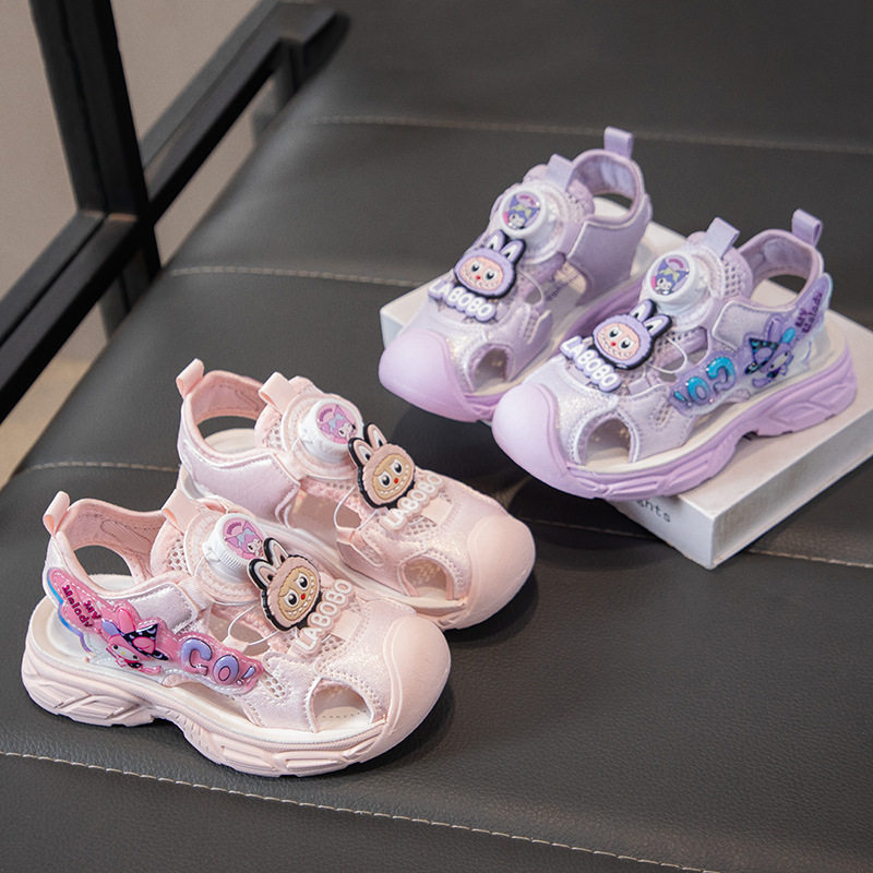 女童沙滩包头凉鞋2026夏季新款卡通软底童鞋纽扣鞋时尚中大童凉鞋