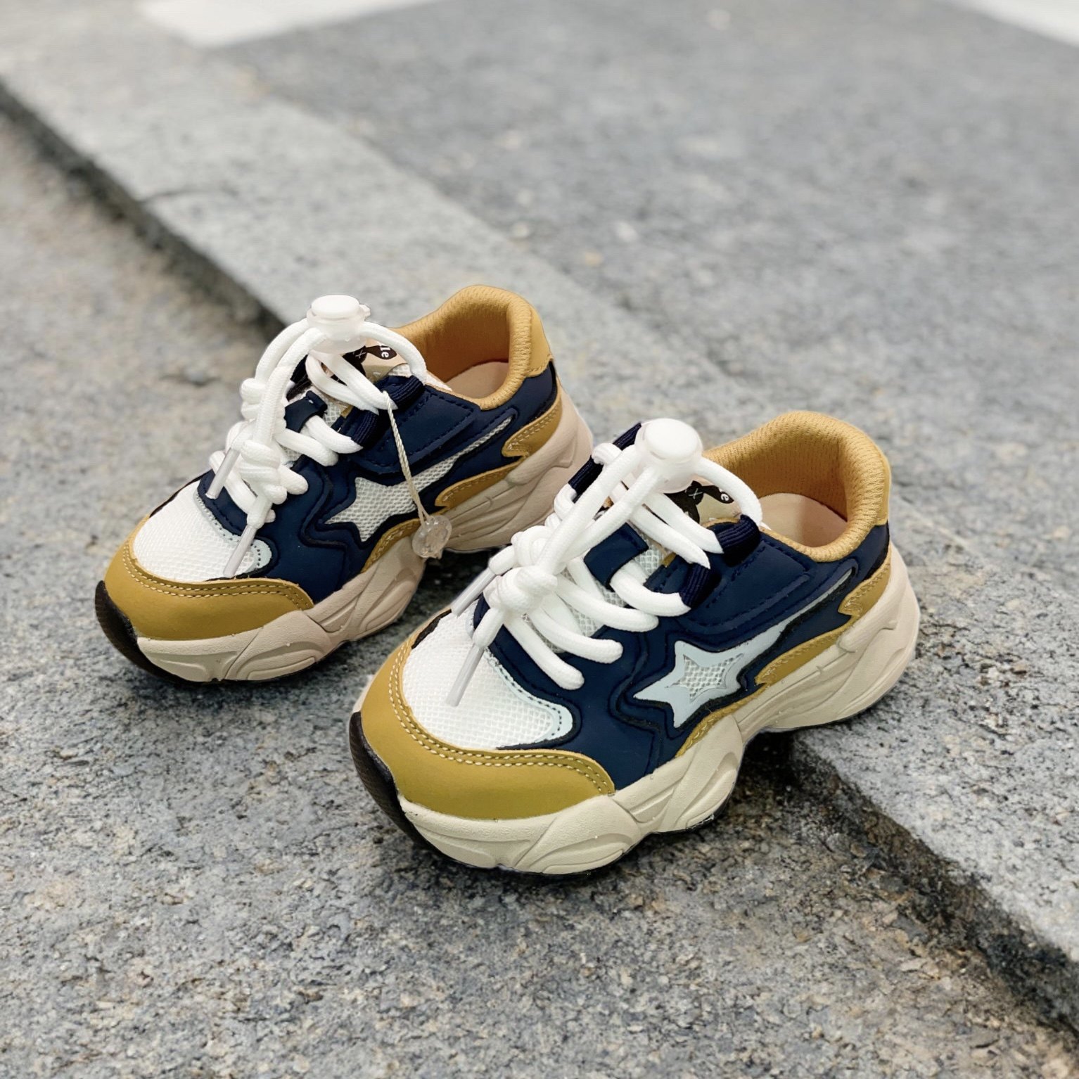 芭杜乐轻便防滑撞色网面运动鞋